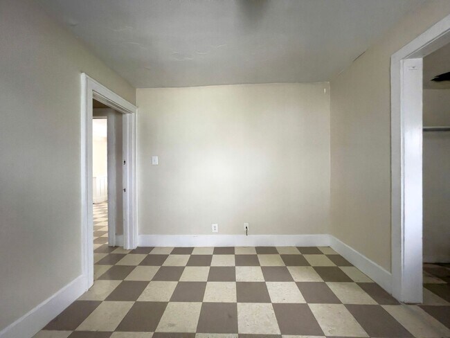 Building Photo - PRELEASING for AUGUST! Close to Campus