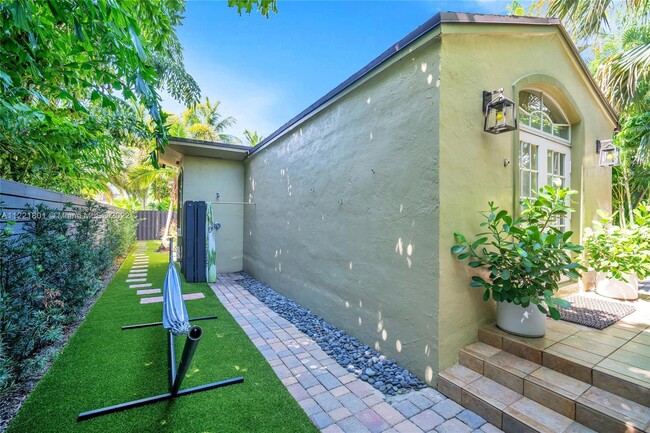 Side yard with hammock & outdoor shower - 1109 NE 3rd St