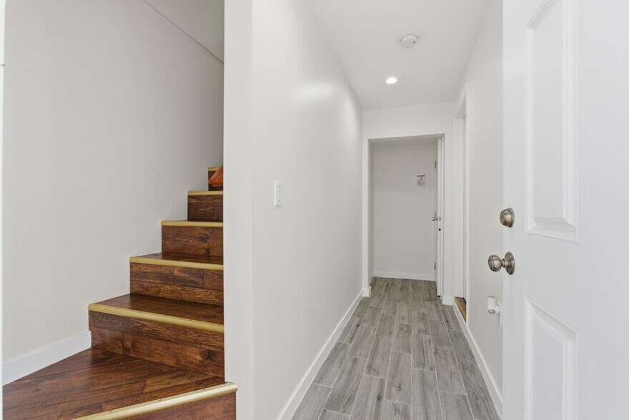Building Photo - 104 Del Prado Dr
