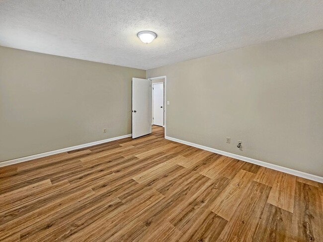 Building Photo - Recently Updated 2/2.5 Flat in Duplex Building