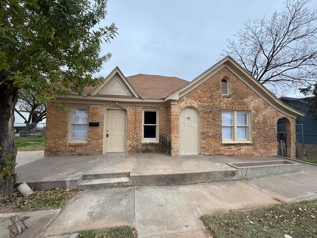 Primary Photo - House with plenty of space and a large yard