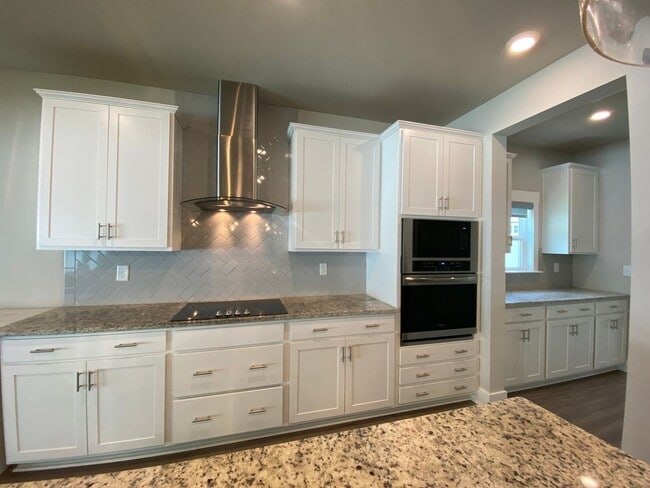 Building Photo - 5 bedrooms 3 bathroom Smart Home