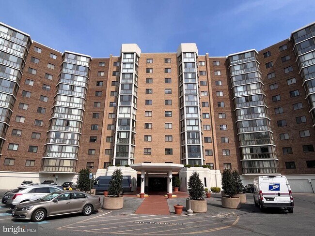 Building Photo - 15100 Interlachen Dr