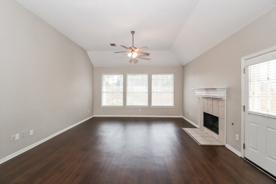 Building Photo - 828 Pinnacle Cir
