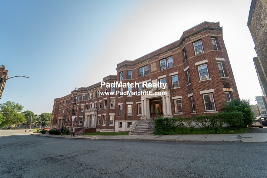 Building Photo - 208 Kelton St