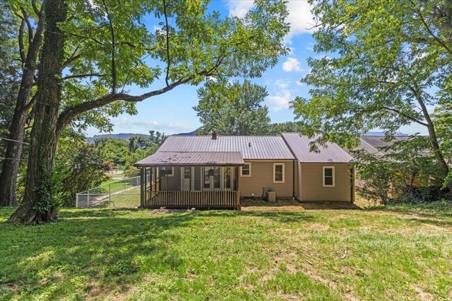 Building Photo - 4 bedroom, 2 bath home with den and garage...