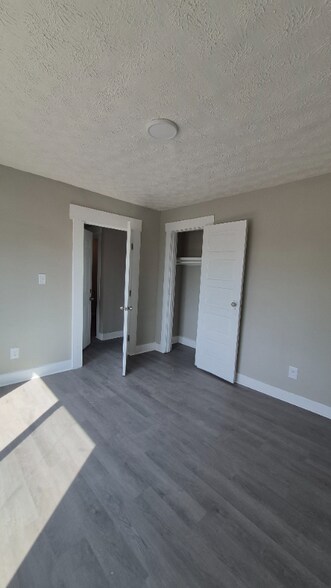 Building Photo - 916 Riverview Terrace