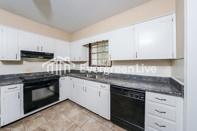 Building Photo - 424 Carriage Dr