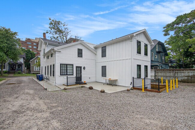 Building Photo - 511 E Ann St