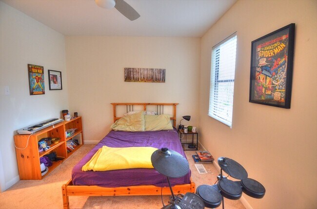 Building Photo - Rare End-Unit Townhome in Carrboro with Beautiful Updates! Available Early July!