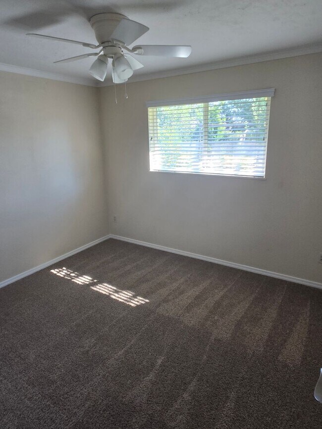 Building Photo - 1448 SW Canyon Dr