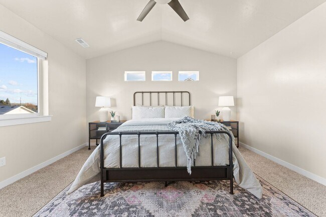 Building Photo - 5 Bedroom 2.5 Bath FOUR CAR GARAGE Eagle, ...