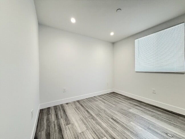 Building Photo - 827 E 74th St