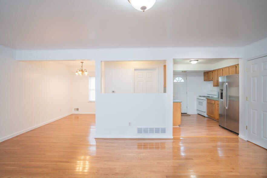 Building Photo - 23060 Berdeno Ave