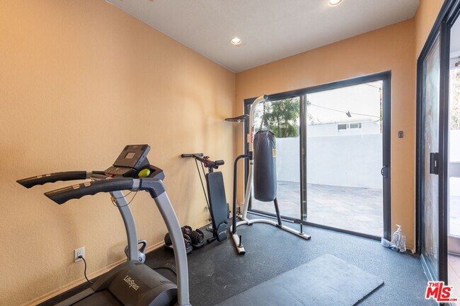 Building Photo - 839 Larrabee St