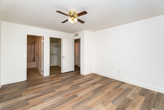 Building Photo - Welcome to this 3 bedroom, 2.5 bathroom to...