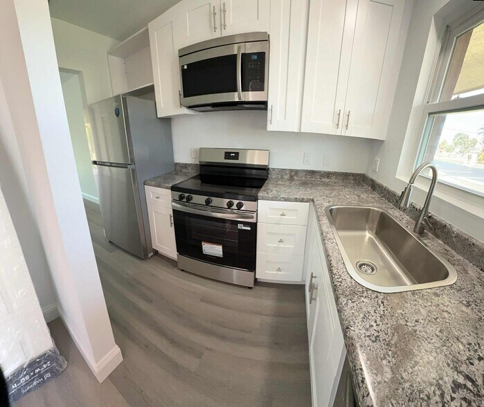 Building Photo - 16881 Davis Rd