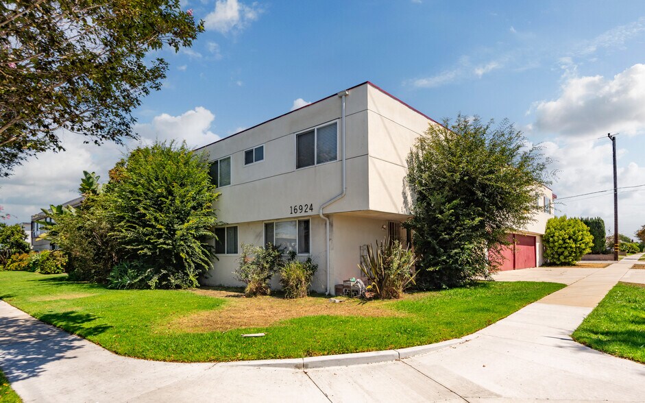 Building Photo - College Manor