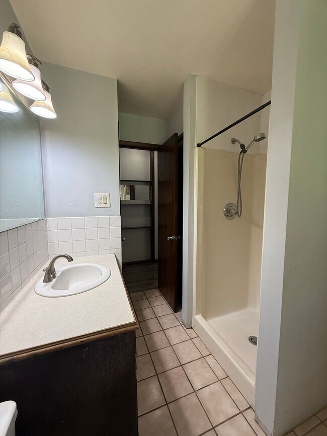 Building Photo - Cute 2 Bedroom 1 Bath with bonus room!