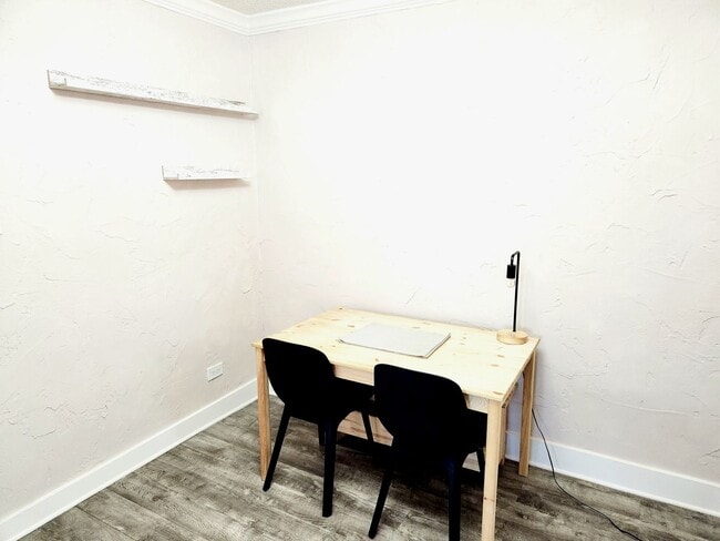 Building Photo - LOCATION LOCATION!!  Remodeled- studio in the heart of Capitol Hill.  $1000 off 1st months' rent!