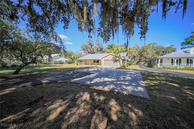 Building Photo - 1250 Riverbend Dr