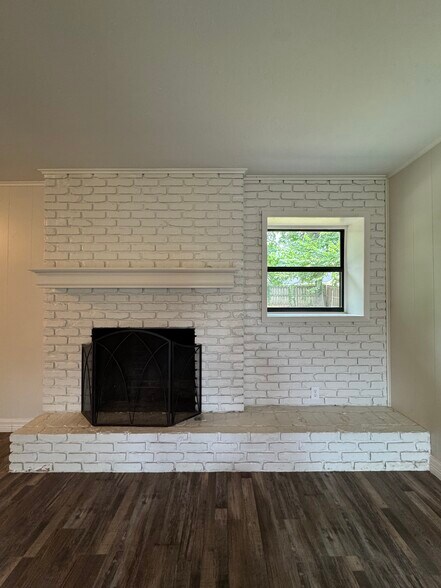 Building Photo - 302 Mobile Dr