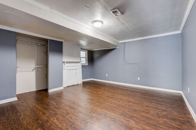 Building Photo - Available NOW - Spacious 6 Bedroom, 2 FULL Bath Home Located in South Side Slopes!