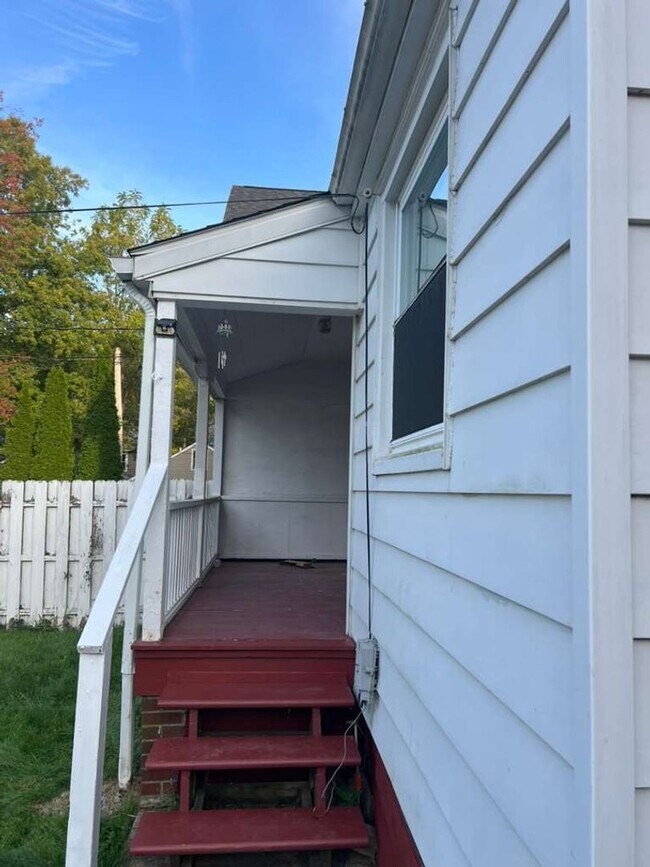 Building Photo - A Single family home with Garage in Garfield Heights