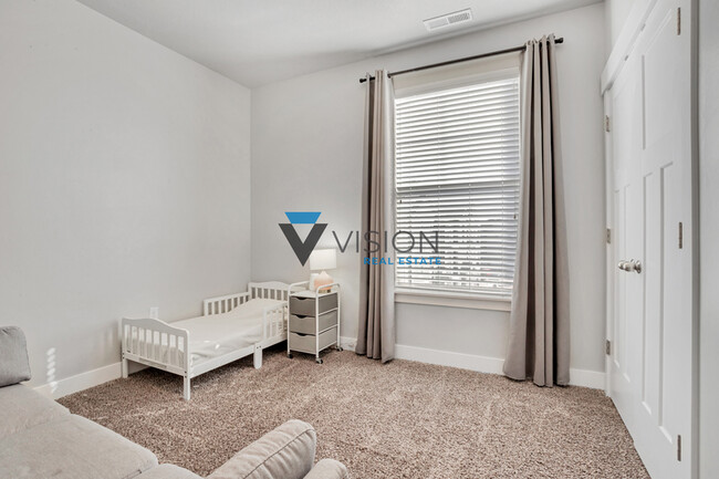 Building Photo - 73 W Silver Springs Dr