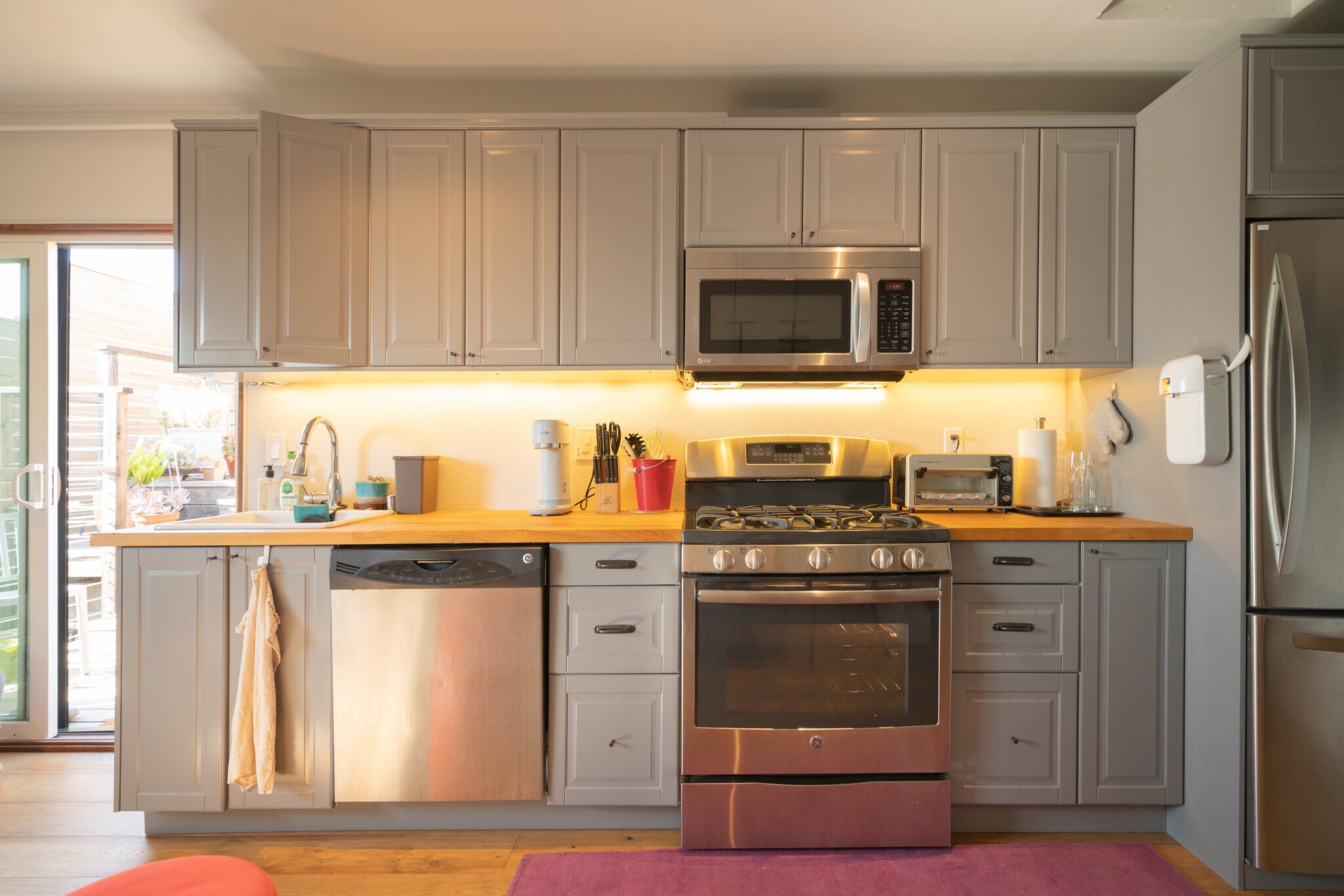 Kitchen (full) - 5955 Fern St