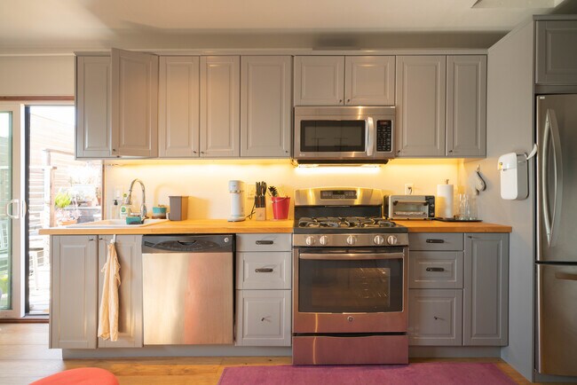 Kitchen (full) - 5955 Fern St