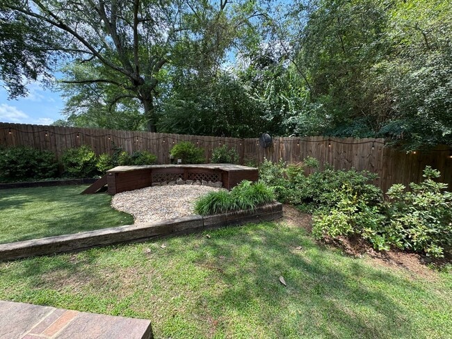 Building Photo - Executive Rental 4 bed 3 bath home in the heart of Country Club
