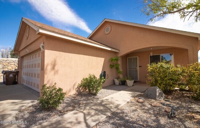 Building Photo - 3913 Pearl Ct