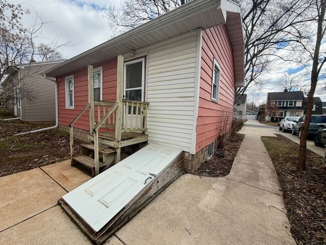 Building Photo - Cozy 2 Bedroom Single Family Home- Near Bellevue Wi