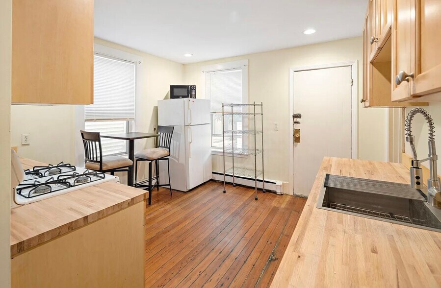 Building Photo - 65 Pleasant St