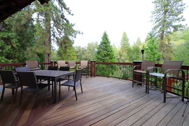 Building Photo - Don't miss this amazing opportunity to rent a higher end home nestled in the trees in the coveted...