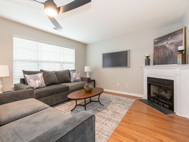 Building Photo - Super Townhouse with 2 MASTER BEDROOMS!