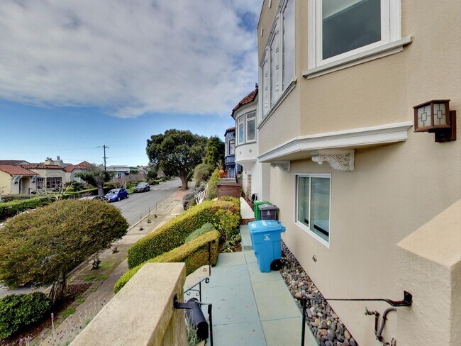 Building Photo - Stunning 4BR/3BA Home with Office, Laundry...
