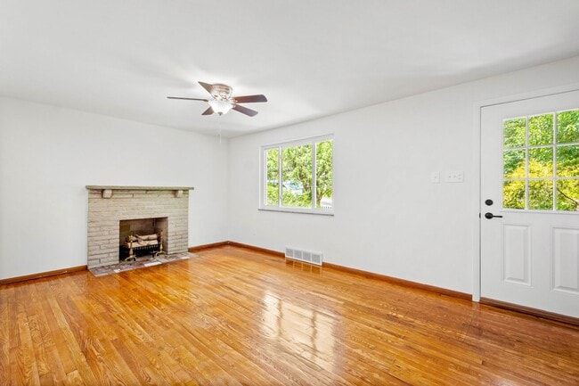Building Photo - AVAILABLE AUGUST 1ST! STUNNING 3 BEDROOM IN BEECHVIEW!
