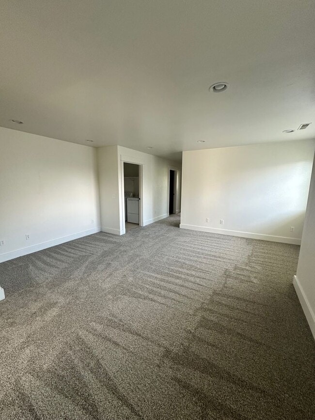 Building Photo - Beautiful 4 bedroom townhome