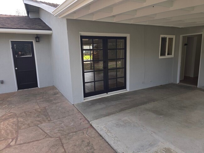 Building Photo - 449 Thumbelina Dr