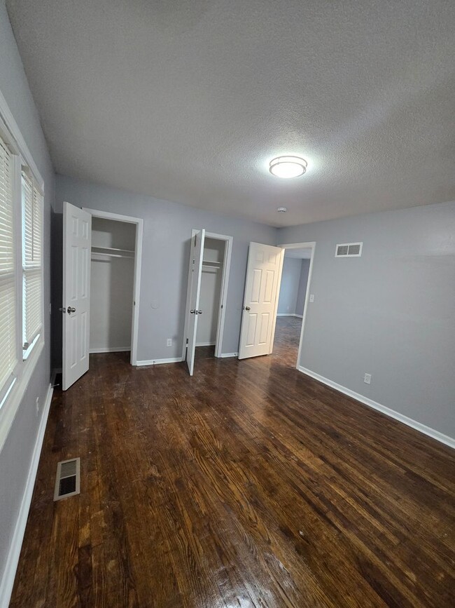 Building Photo - Renovated duplex