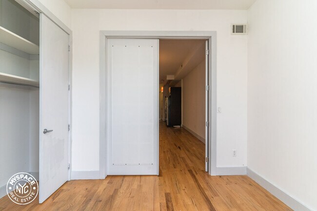 Building Photo - 163 Troutman St