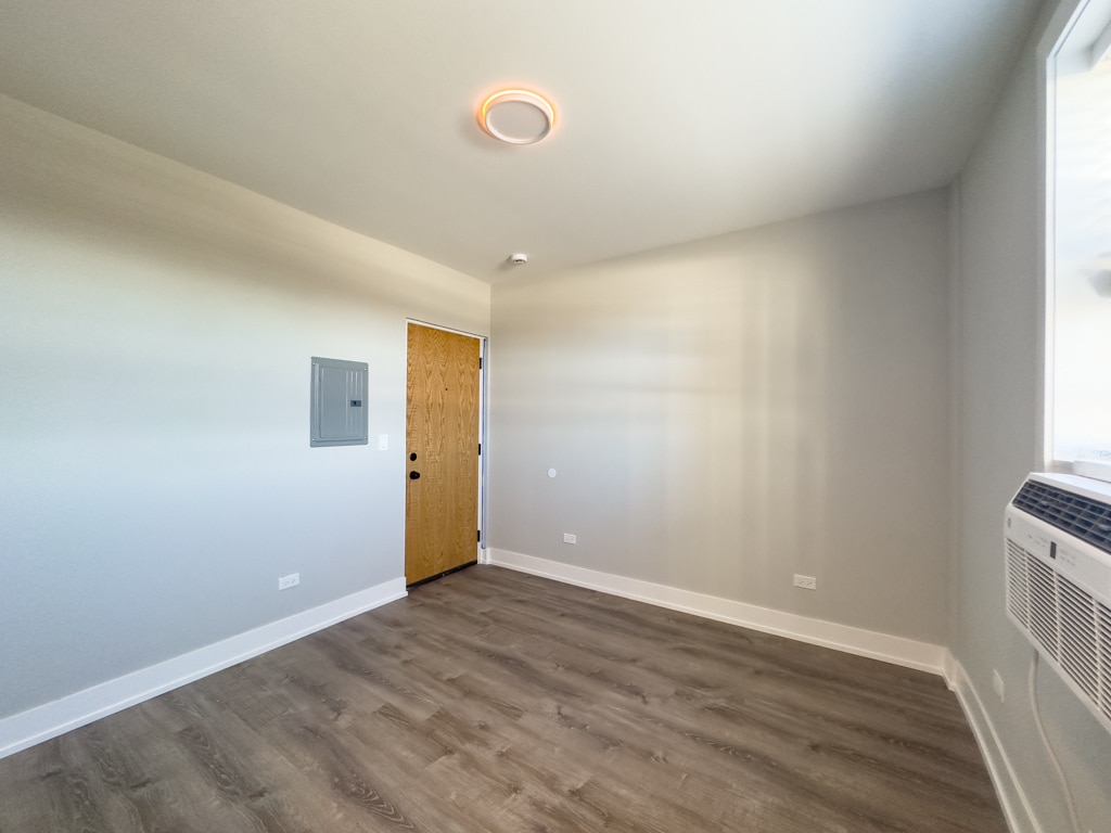 Building Photo - 545 W Belmont Ave