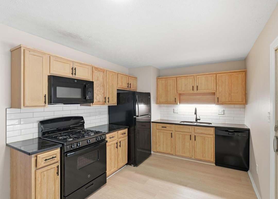 Building Photo - 2526 Queenswood Dr