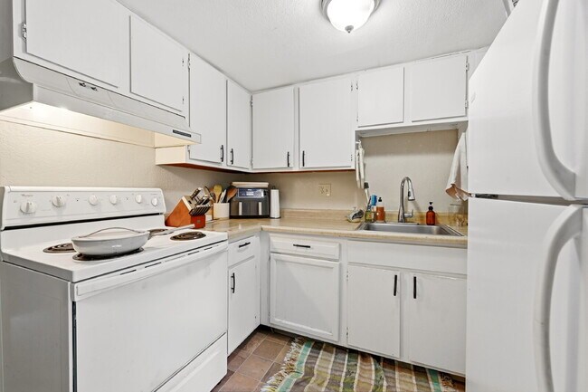 Building Photo - $1,695.95 - 2 Bed, 1 Bath Townhome In Denver with In Unit Laundry!