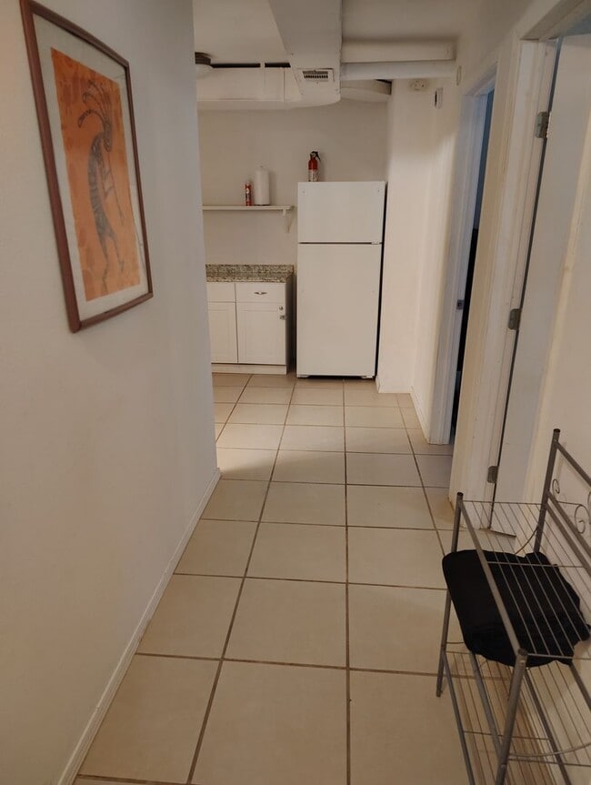 Building Photo - AVAILABLE NOW 2 bed - 1 Bath Lead and I 25...