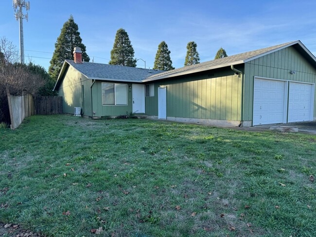 Primary Photo - Large single level 2 bedroom 1 bath duplex in Springfield!