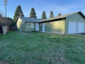 Building Photo - Large single level 2 bedroom 1 bath duplex in Springfield!