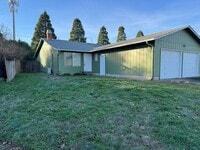 Building Photo - Large single level 2 bedroom 1 bath duplex in Springfield!